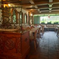 Reštaurácia alebo iné gastronomické zariadenie v ubytovaní Landgasthaus Birkegg