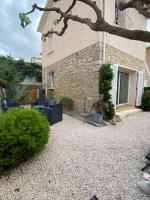 a house with a gravel driveway in front of it at Les Lones avec jardin in Six-Fours-les-Plages