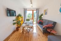 TV a/nebo společenská místnost v ubytování Apartament Latynoski z ogrodem - Dream Apart