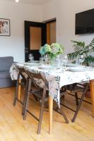 TV a/nebo společenská místnost v ubytování Apartament Latynoski z ogrodem - Dream Apart