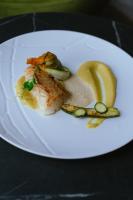 Un plato blanco con un trozo de comida encima. en Best Western Le Relais du Vigneron, en Vertus