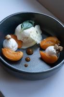 un tazón negro lleno de comida en una mesa en Best Western Le Relais du Vigneron, en Vertus