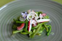 un plato de comida con judías verdes y verduras en Best Western Le Relais du Vigneron, en Vertus