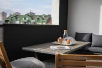 Posedenie v ubytovaní Design 2BDR Apartment with Balcony- FREE PARKING