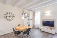 A television and/or entertainment centre at Modern & Stylish Apartment in Como City by Rent All Como