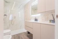 A bathroom at Modern & Stylish Apartment in Como City by Rent All Como