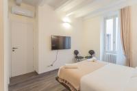 A bed or beds in a room at Modern & Stylish Apartment in Como City by Rent All Como