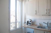 Kuchyňa alebo kuchynka v ubytovaní Cozy Apartment at the Gates of Paris