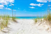 einen Strand mit Sand und das Meer im Hintergrund in der Unterkunft Destiny Beach Villas #20A in Destin