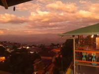 Una vista desde el balcón de una casa al atardecer en Jaibaná Spa, en Támesis