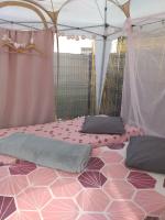 Łóżko lub łóżka w pokoju w obiekcie CABANE, BUNGALOW, BULLE ET SPA LE REFUGE ZEN ET BIEN ETRE