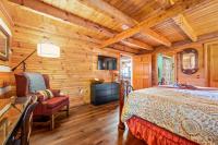 TV&#47;Unterhaltungsangebot in der Unterkunft Barenberg Cabin - Secluded Unobstructed Panoramic Smoky Mountains View with Two Master Suites, Loft Game Room, and Hot Tub