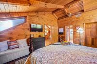 Ein Bett oder Betten in einem Zimmer der Unterkunft Barenberg Cabin - Secluded Unobstructed Panoramic Smoky Mountains View with Two Master Suites, Loft Game Room, and Hot Tub