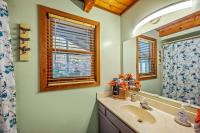 Ein Badezimmer in der Unterkunft Barenberg Cabin - Secluded Unobstructed Panoramic Smoky Mountains View with Two Master Suites, Loft Game Room, and Hot Tub