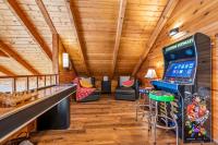 TV&#47;Unterhaltungsangebot in der Unterkunft Barenberg Cabin - Secluded Unobstructed Panoramic Smoky Mountains View with Two Master Suites, Loft Game Room, and Hot Tub