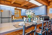 Küche&#47;Küchenzeile in der Unterkunft Barenberg Cabin - Secluded Unobstructed Panoramic Smoky Mountains View with Two Master Suites, Loft Game Room, and Hot Tub