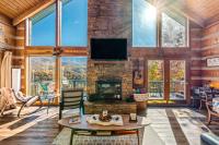 ein Wohnzimmer mit einem Kamin und einem TV in der Unterkunft Barenberg Cabin - Secluded Unobstructed Panoramic Smoky Mountains View with Two Master Suites, Loft Game Room, and Hot Tub in Gatlinburg