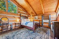 Ein Bett oder Betten in einem Zimmer der Unterkunft Barenberg Cabin - Secluded Unobstructed Panoramic Smoky Mountains View with Two Master Suites, Loft Game Room, and Hot Tub