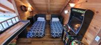 Ein Bett oder Betten in einem Zimmer der Unterkunft Barenberg Cabin - Secluded Unobstructed Panoramic Smoky Mountains View with Two Master Suites, Loft Game Room, and Hot Tub