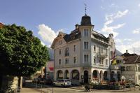 un gran edificio blanco con una torre de reloj en la parte superior en Hotel Lötschberg, en Interlaken