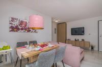 Televízia a/alebo spoločenská miestnosť v ubytovaní Modern Apartments Elle Malinska