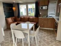 Kuchnia lub aneks kuchenny w obiekcie Mobil home 6/8 personnes aux Mathes / La Palmyre