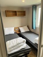 Łóżko lub łóżka w pokoju w obiekcie Mobil home 6/8 personnes aux Mathes / La Palmyre