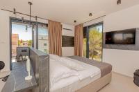 Televízia a/alebo spoločenská miestnosť v ubytovaní Luxury Villa Hera