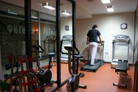 Hotel Bansko SPA & Holidays - Free Parkingにあるフィットネスセンターまたはフィットネス設備