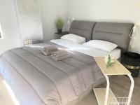 Posteľ alebo postele v izbe v ubytovaní Apt w/ View of OlympusZeusTemple/4BEDR-3BATH-2KITC