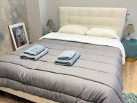Posteľ alebo postele v izbe v ubytovaní Apt w/ View of OlympusZeusTemple/4BEDR-3BATH-2KITC