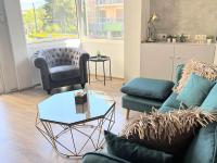 Posedenie v ubytovaní Apt w/ View of OlympusZeusTemple/4BEDR-3BATH-2KITC