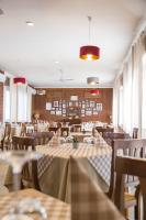 een restaurant met tafels en stoelen en een bakstenen muur bij Locanda La Castellana in Castello d'Agogna