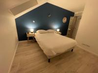 - une chambre dotée d&#39;un lit avec un mur bleu dans l&#39;établissement Belle maison neuve Meung sur Loire *450M Bords de Loire* *FIBRE WIFI*, à Meung-sur-Loire
