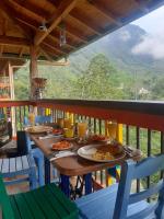 una mesa con platos de comida en la parte superior de un balcón en Jaibaná Spa, en Támesis