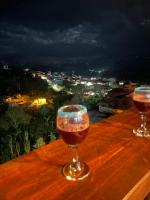 dos copas de vino sentadas en una mesa de madera en Jaibaná Spa, en Támesis