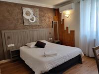Łóżko lub łóżka w pokoju w obiekcie Hôtel Influences La Bresse