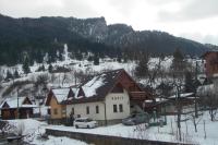 una casa con coches aparcados en la nieve en Penzión Admit, en Terchová