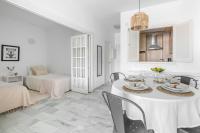 Postel nebo postele na pokoji v ubytování 2BDR apartment with Sea View in Golden Mile, Marbella