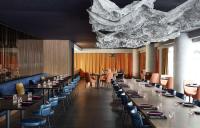 une salle à manger avec de longues tables et des chaises dans l'établissement Quincy Hotel Melbourne, à Melbourne
