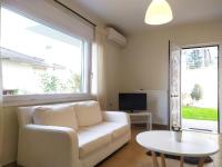 Televízia a/alebo spoločenská miestnosť v ubytovaní Lily's apartment