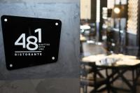 Un cartel en una pared con una mesa en un restaurante. en TH Roma - Carpegna Palace, en Roma