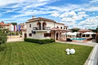 Basen w obiekcie Villa Carolus-Luxurious Istrian Villa lub w pobliżu