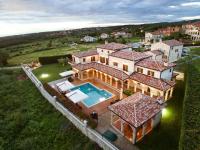 Basen w obiekcie Villa Carolus-Luxurious Istrian Villa lub w pobliżu