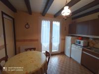 Kuchnia lub aneks kuchenny w obiekcie Chez Vivi et Jean Pierre Maison 8 à 9 personnes au calme vue montagne WIFI