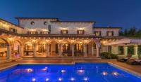 Basen w obiekcie Villa Carolus-Luxurious Istrian Villa lub w pobliżu