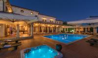 Basen w obiekcie Villa Carolus-Luxurious Istrian Villa lub w pobliżu
