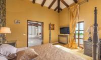 Łóżko lub łóżka w pokoju w obiekcie Villa Carolus-Luxurious Istrian Villa