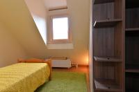 a bedroom with a bed and a window at S&#39;Harzala Jaune in Bergheim