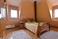 a bedroom with a bed and two windows at S&#39;Harzala Jaune in Bergheim